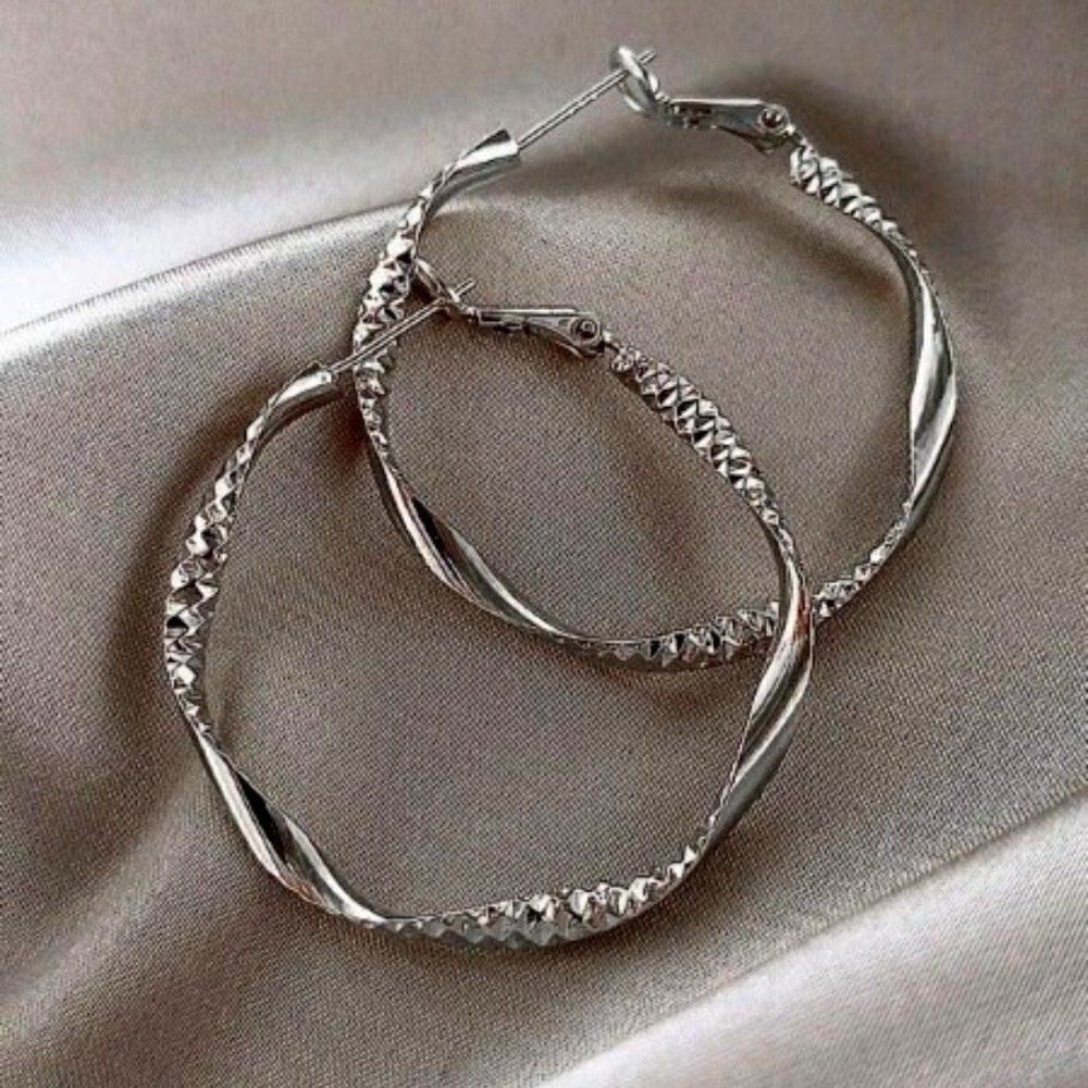 SILVER GEOMETRIC TEXTURED HOOP EARRINGS